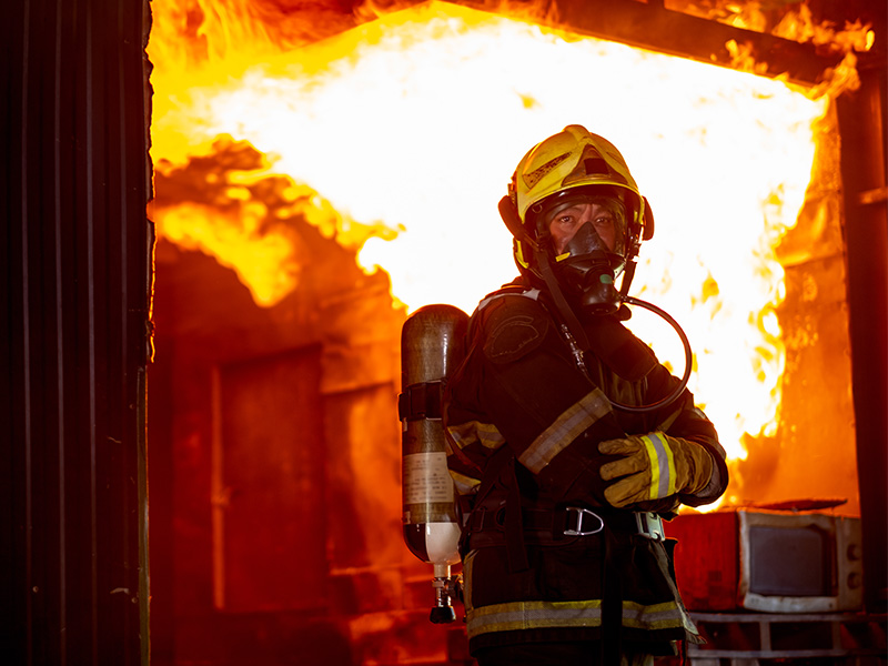 fire-on-wall-and-ceiling-in-the-kitchen-behind-fir-HKQFCQUa.jpg