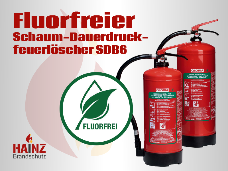Zwei Feuerlöscher stehen nebeneinander, daneben das Zeichen für "Fluorfrei"